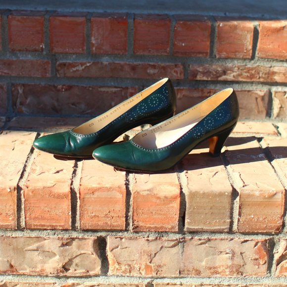 Vintage Hunter Green Salvatore Ferragamo Sz 7.5AAA EUC - Picture 1 of 6
